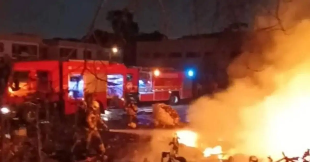 Incêndio atinge pátio de reciclagem e casa descupada em Caxias do Sul