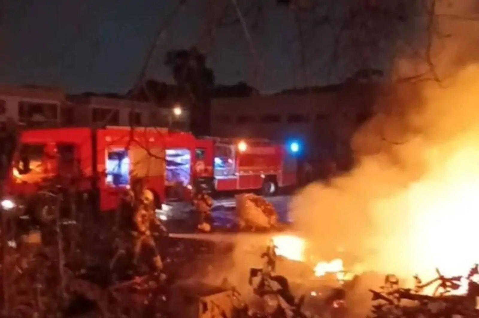 Incêndio atinge pátio de reciclagem e casa descupada em Caxias do Sul