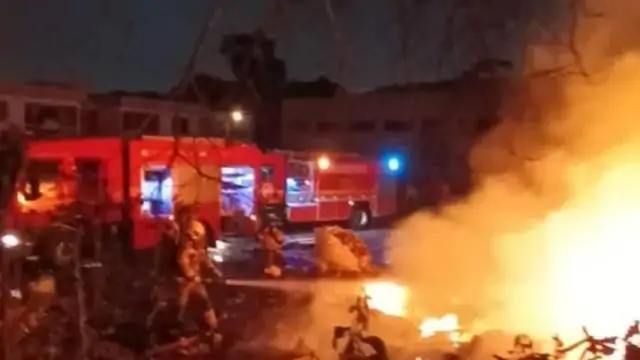 Incêndio atinge pátio de reciclagem e casa descupada em Caxias do Sul