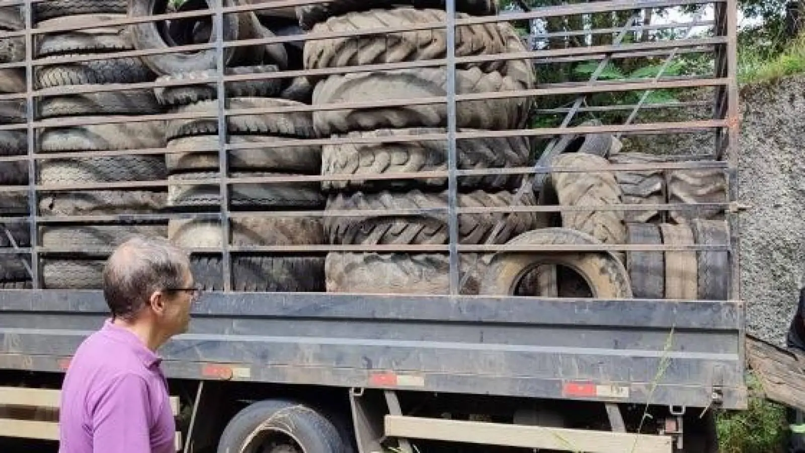 Ação contra a dengue recolhe pneus em pontos de Farroupilha neste sábado