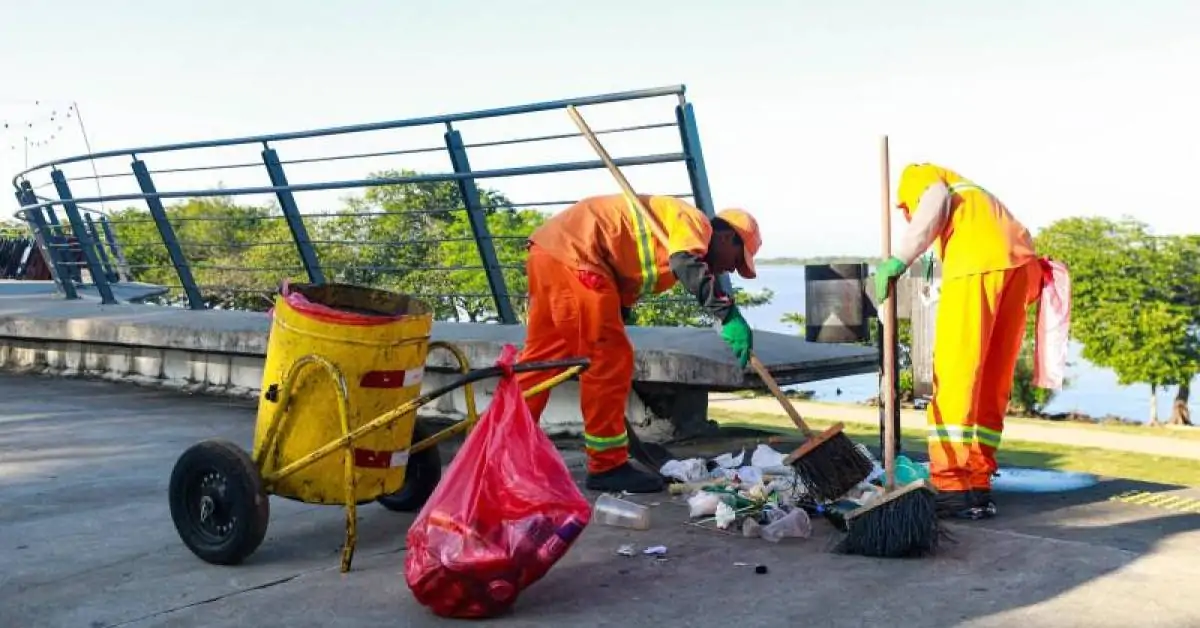 Apenas duas das 25 toneladas de resíduos recolhidos na Orla do Guaíba estavam em condição de reciclagem