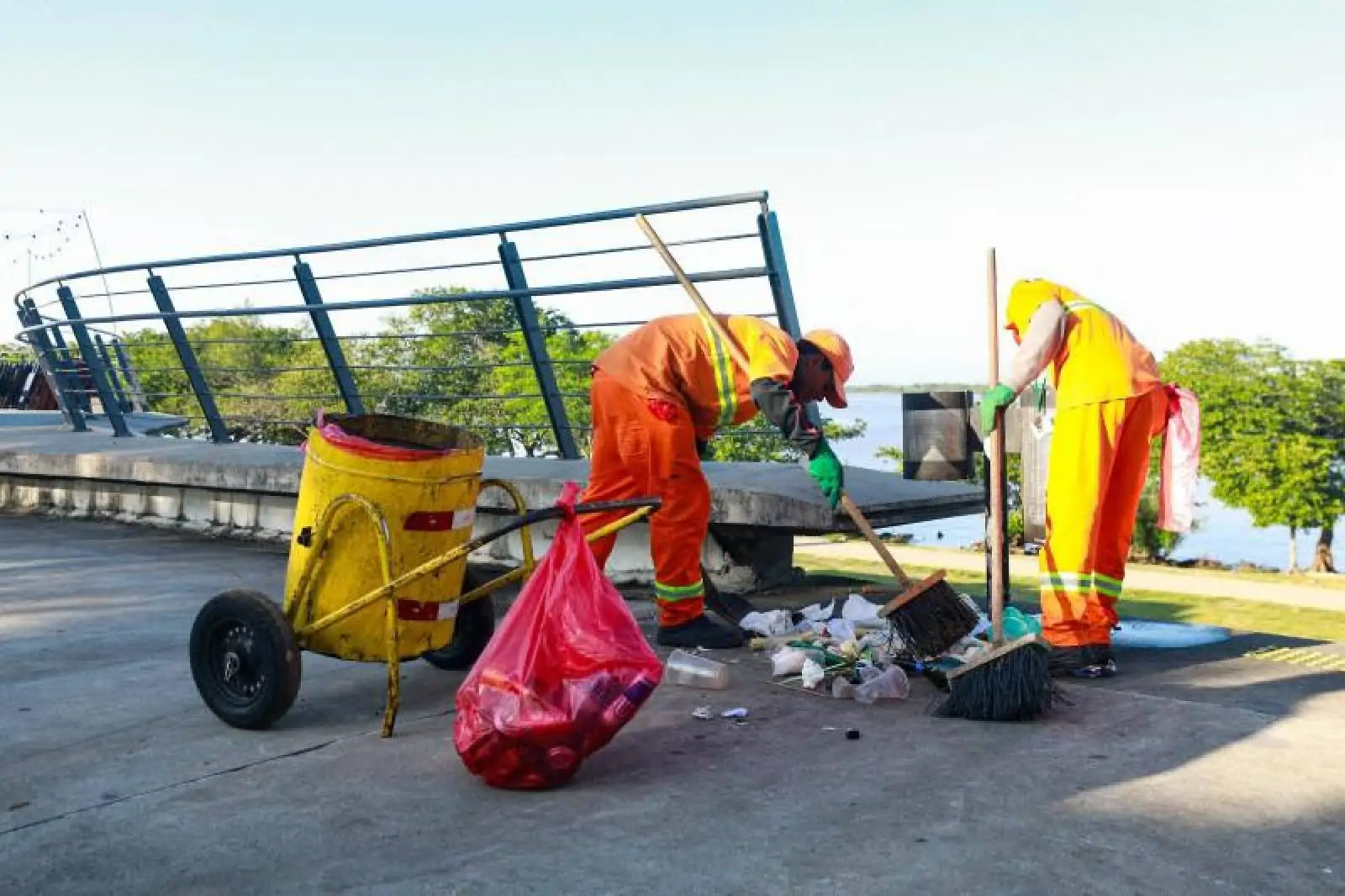 Apenas duas das 25 toneladas de resíduos recolhidos na Orla do Guaíba estavam em condição de reciclagem