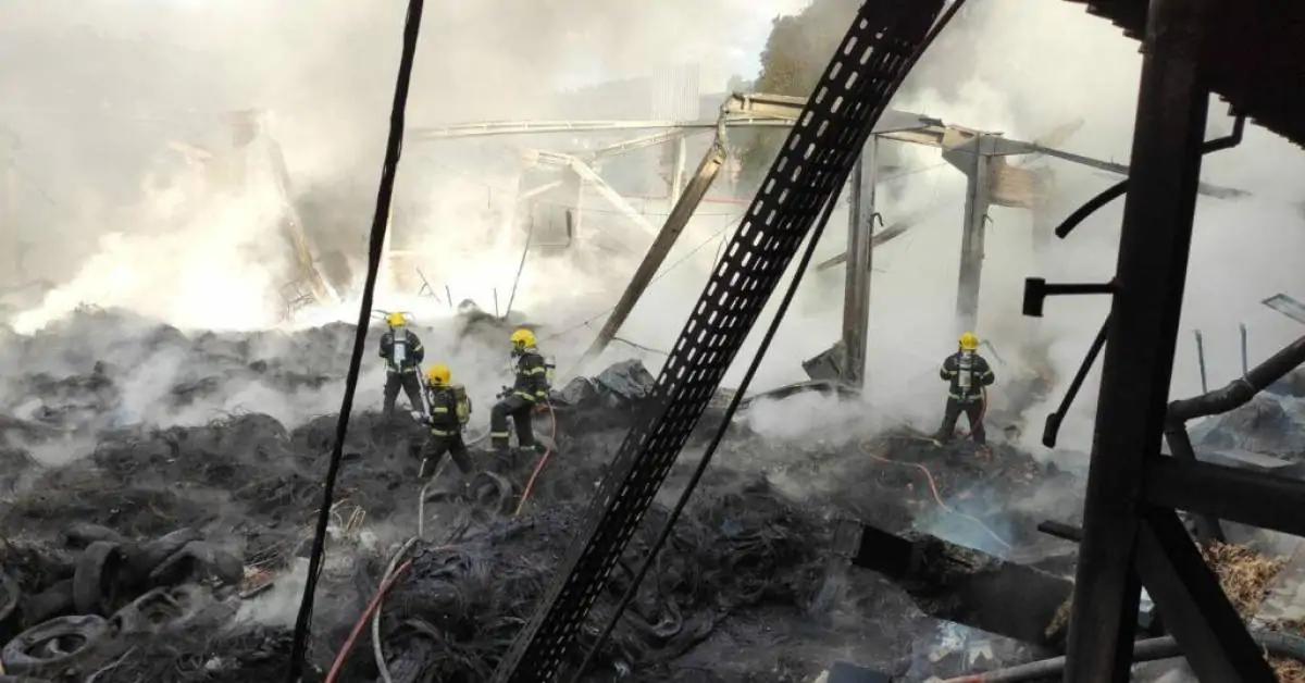 Após 15 horas, bombeiros conseguem apagar incêndio em empresa de pneus no Oeste de SC