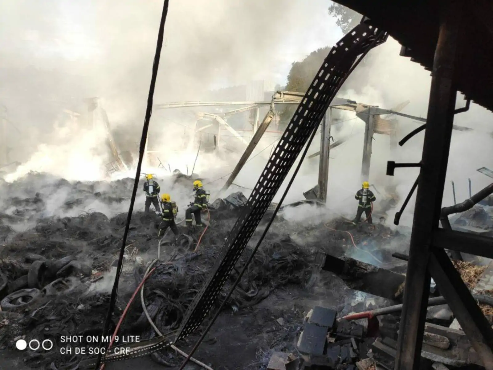 Após 15 horas, bombeiros conseguem apagar incêndio em empresa de pneus no Oeste de SC