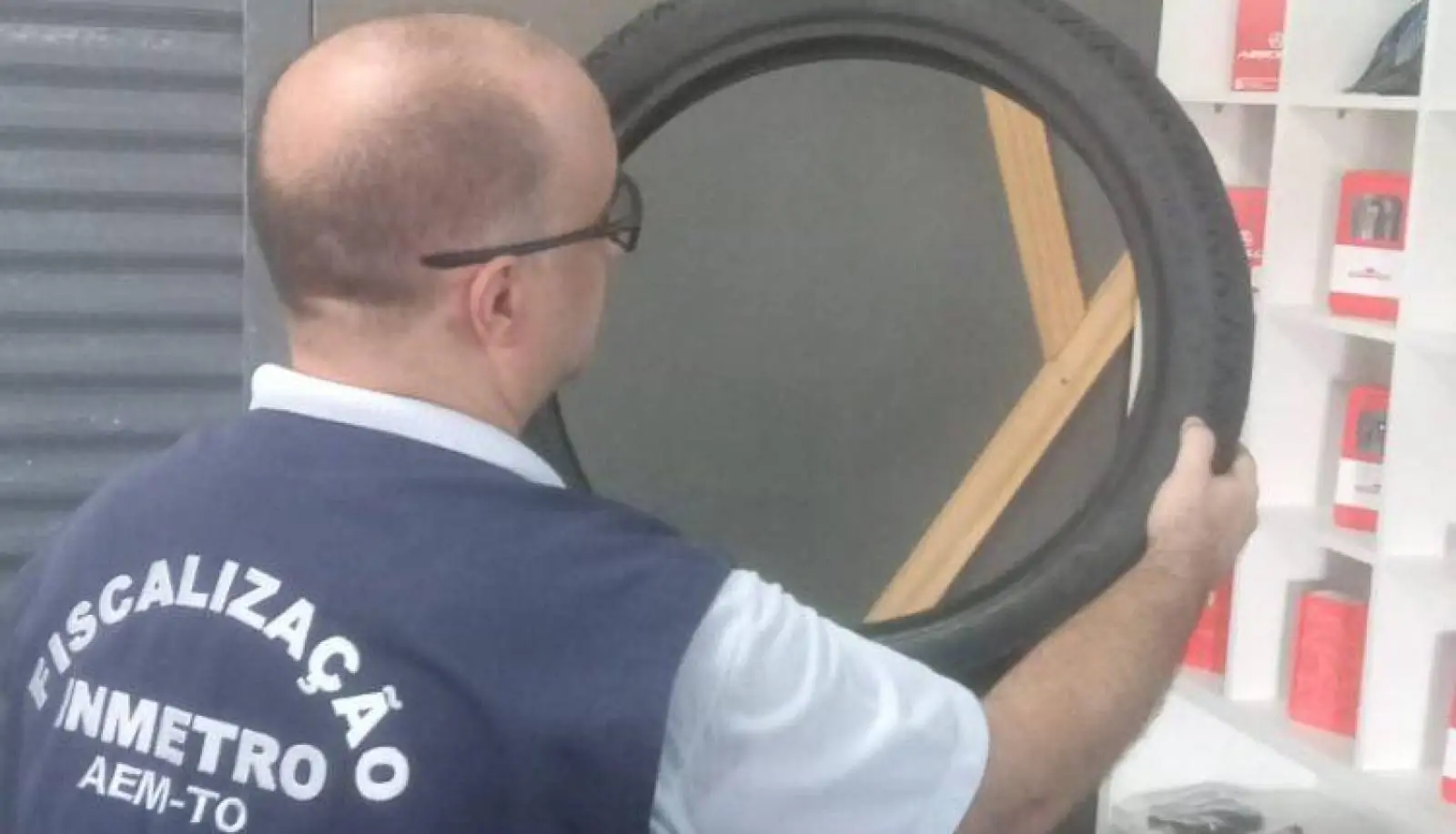 Após denúncia, fiscalização apreende pneus impróprios para motocicletas