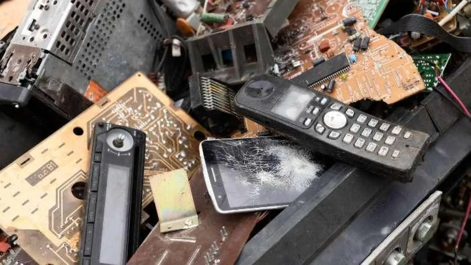 Arapongas promove coleta de lixo eletrônico, pneus e arrecadação de brinquedos