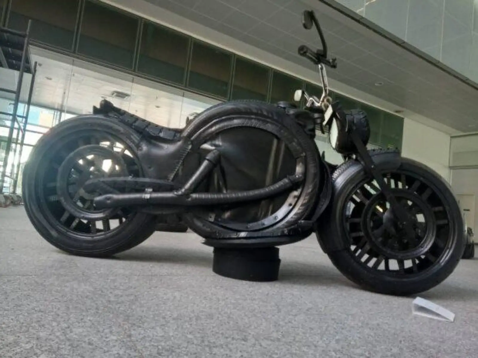 Artesão faz até escultura de moto com pneu velho, veja na matéria do Jornal Opção