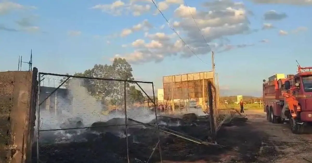 Bombeiros combatem incêndio em depósito de pneus em Carmo do Cajuru