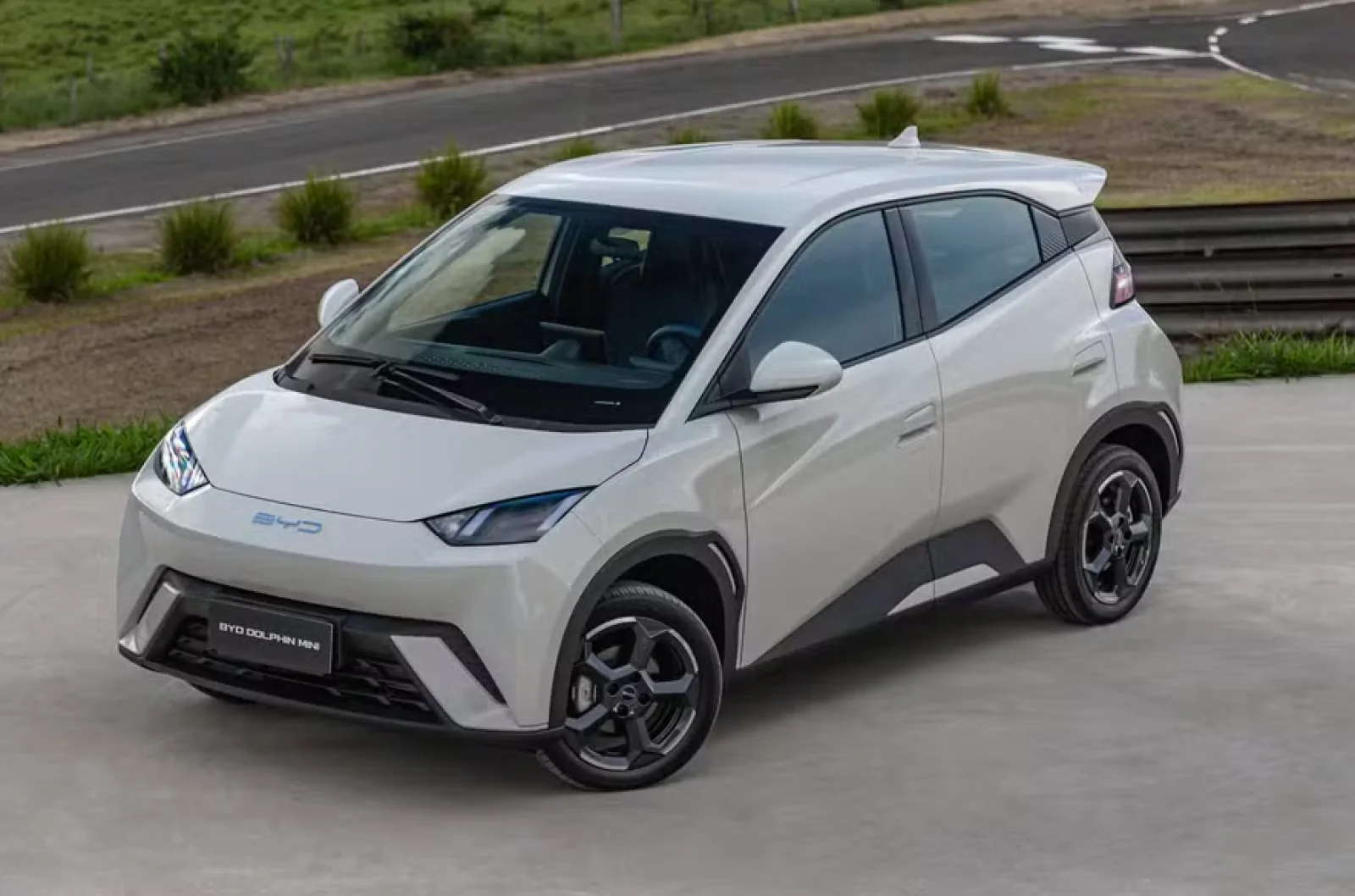 BYD Dolphin Mini tem pneu que não existe no Brasil; marca garante reposição