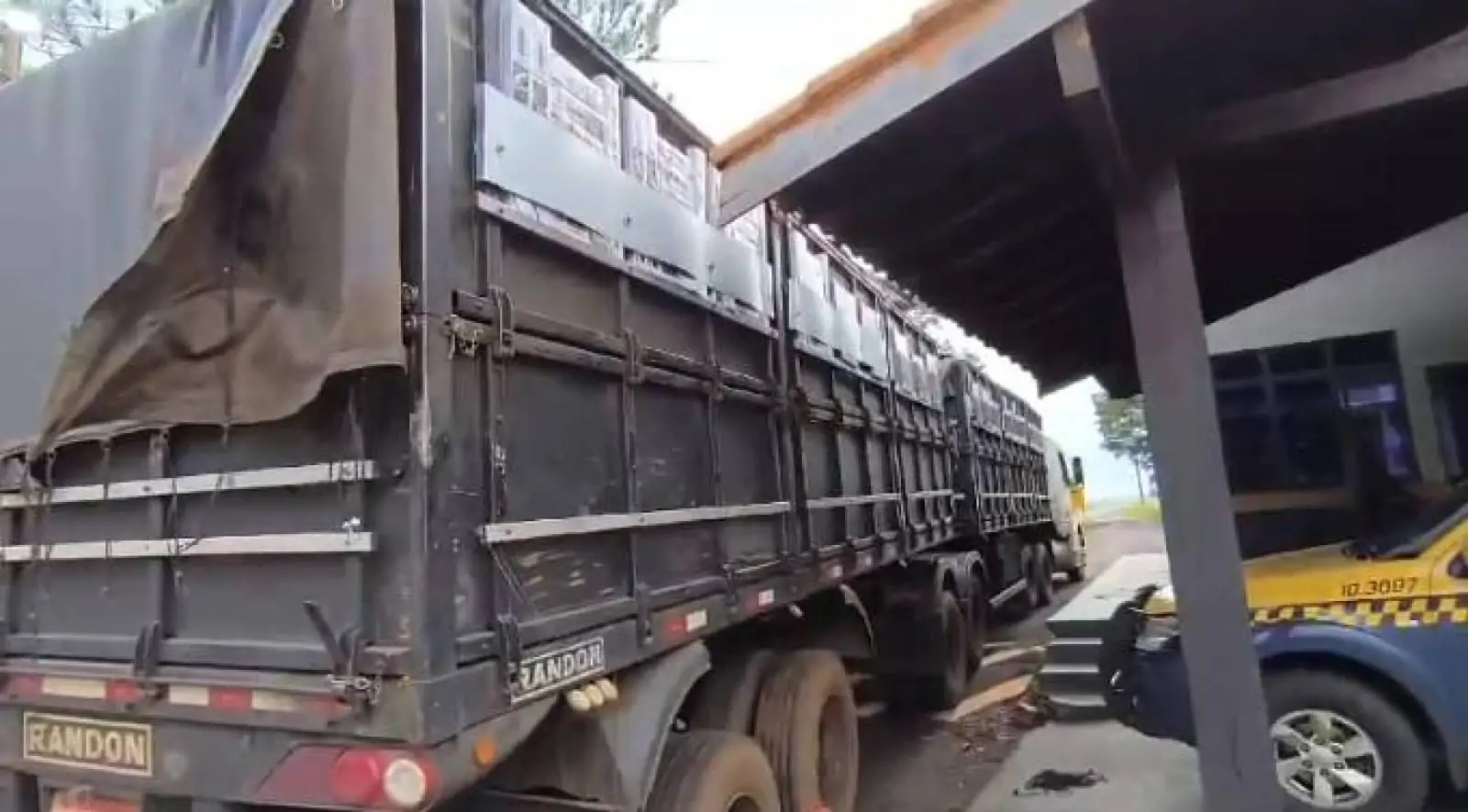 Caminhoneiro é preso por contrabando de eletrônicos, cigarros e pneus