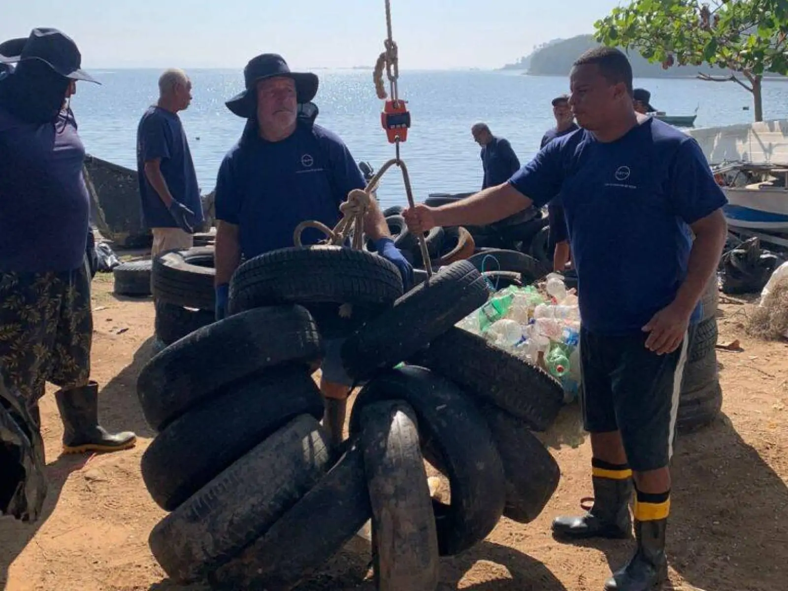 Campanha retira 2 mil pneus da Baía de Guanabara para reciclagem