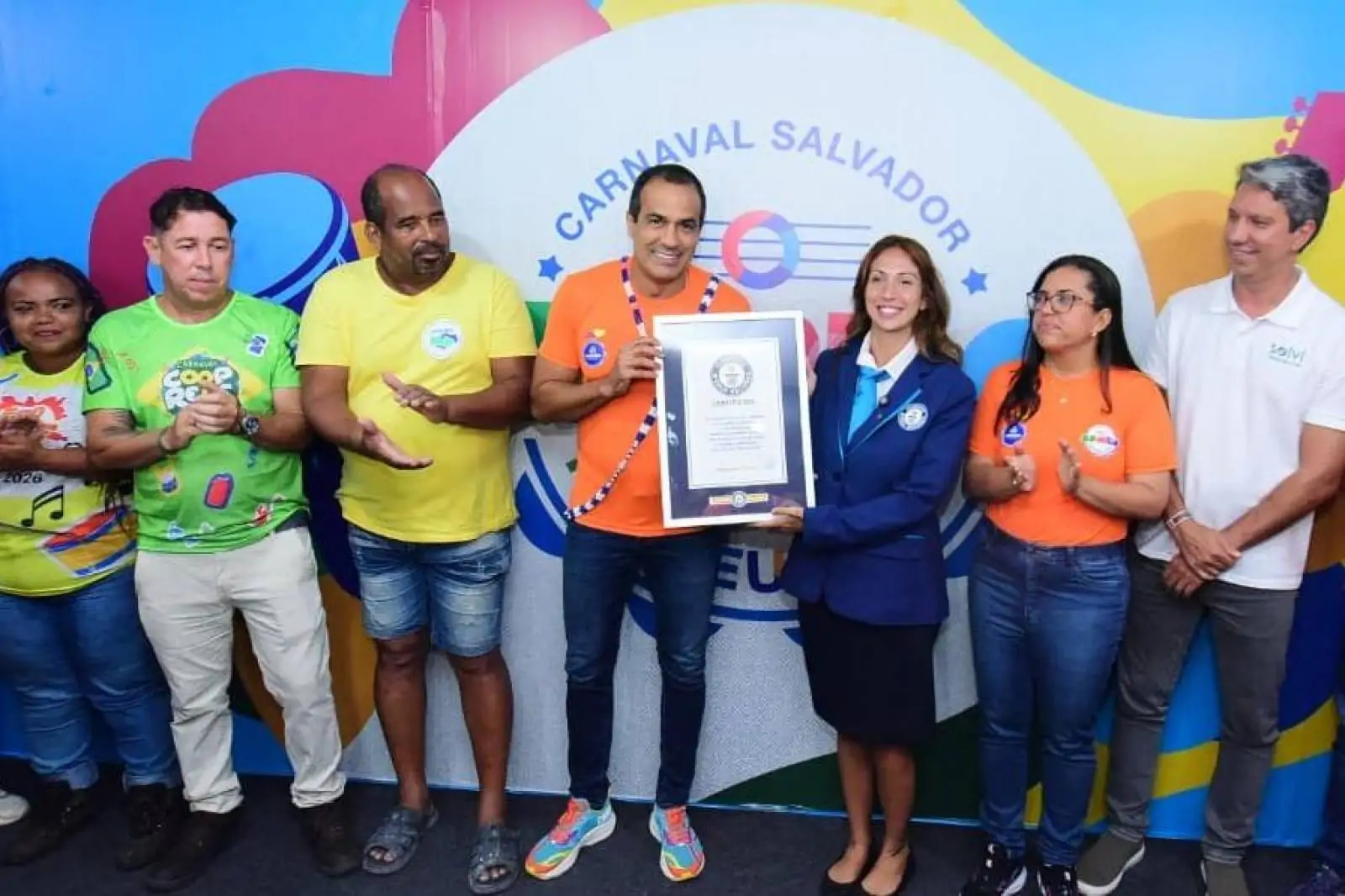 Carnaval de Salvador entra para o Guinness com maior ação de reciclagem de latinhas do mundo