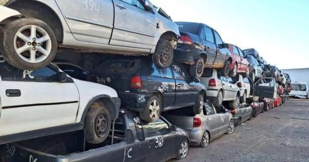 Carros que estavam em pátios da polícia do ES vão para reciclagem