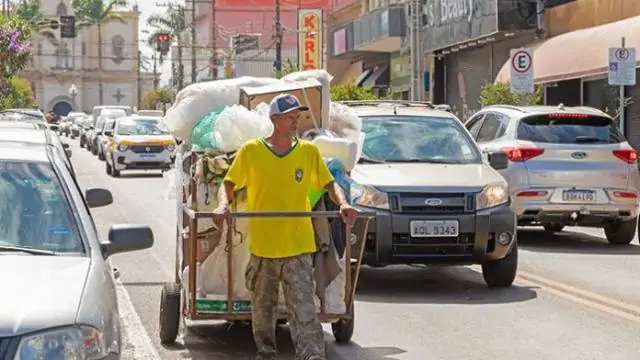 Catadores constrangem a cadeia mundial da reciclagem