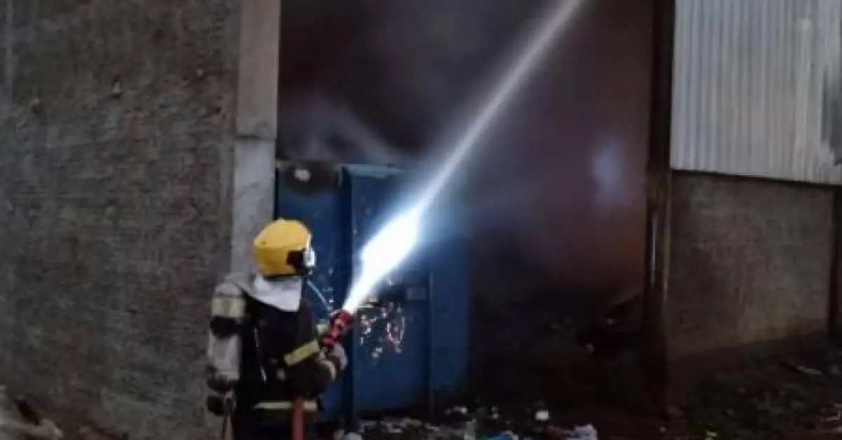 Centro de reciclagem é parcialmente destruído por incêndio em Praia Grande