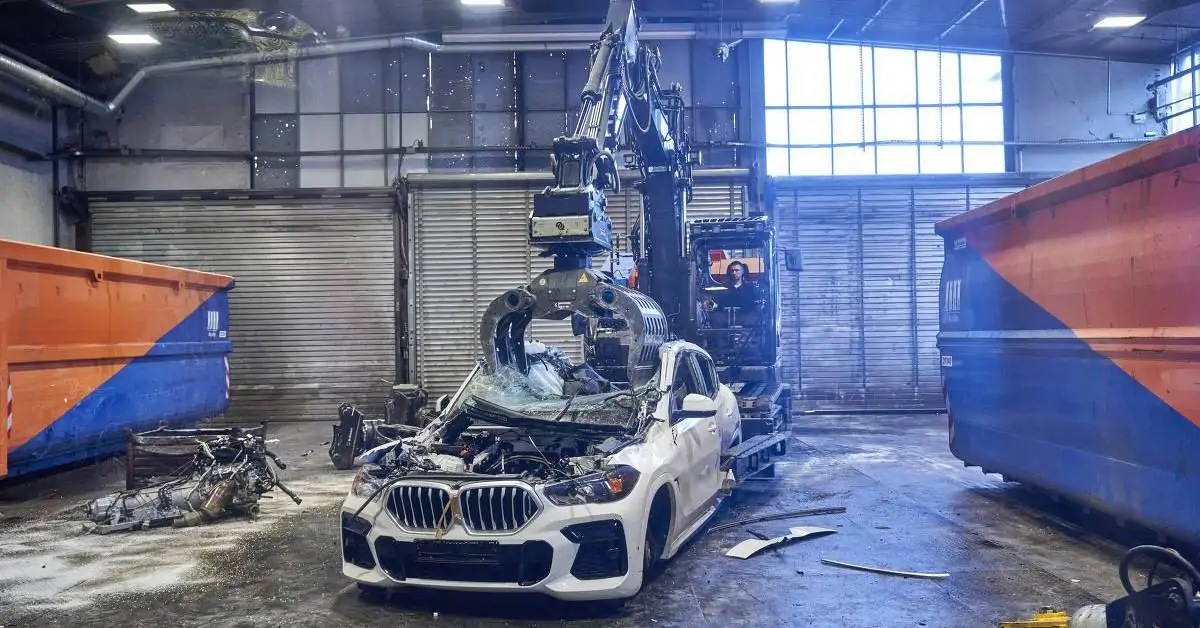 Centro de reciclagem na Europa mostra como os carros morrem para ganhar vida nova