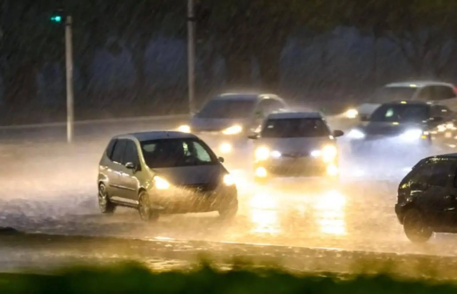 Chuvas demandam atenção redobrada com estado de conservação dos pneus