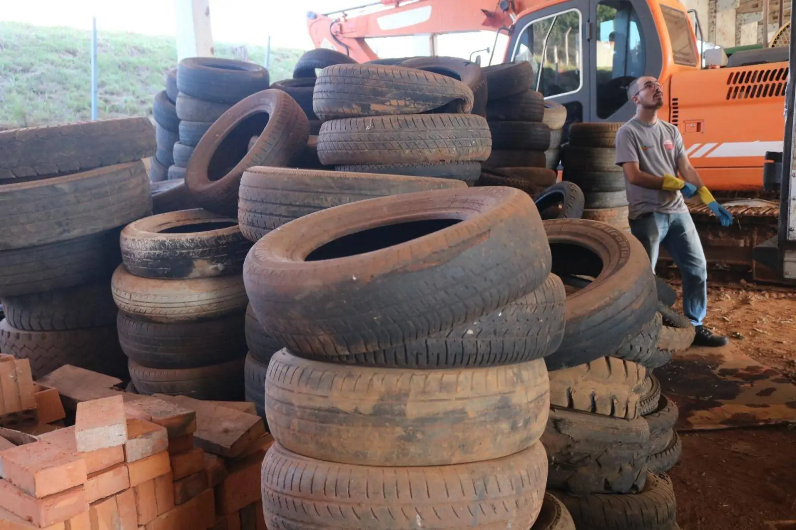 Coleta de pneus usados para reciclagem é promovida em Cedro