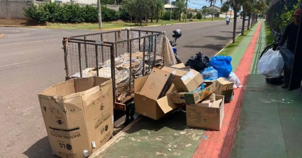 Com catadores informais, coleta de recicláveis da Solurb cai 18% em quatro anos