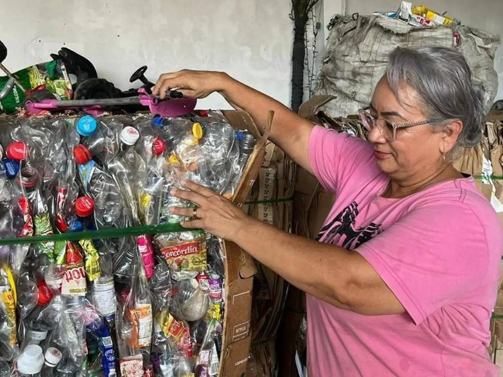 Com rio Negro em cheia, lixo expõe gargalos da reciclagem em Manaus