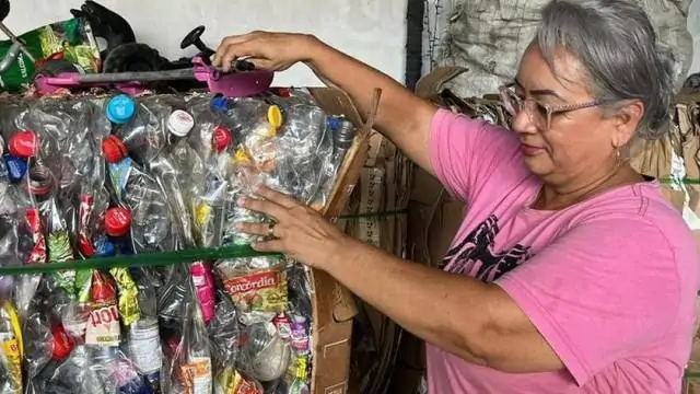 Com rio Negro em cheia, lixo expõe gargalos da reciclagem em Manaus