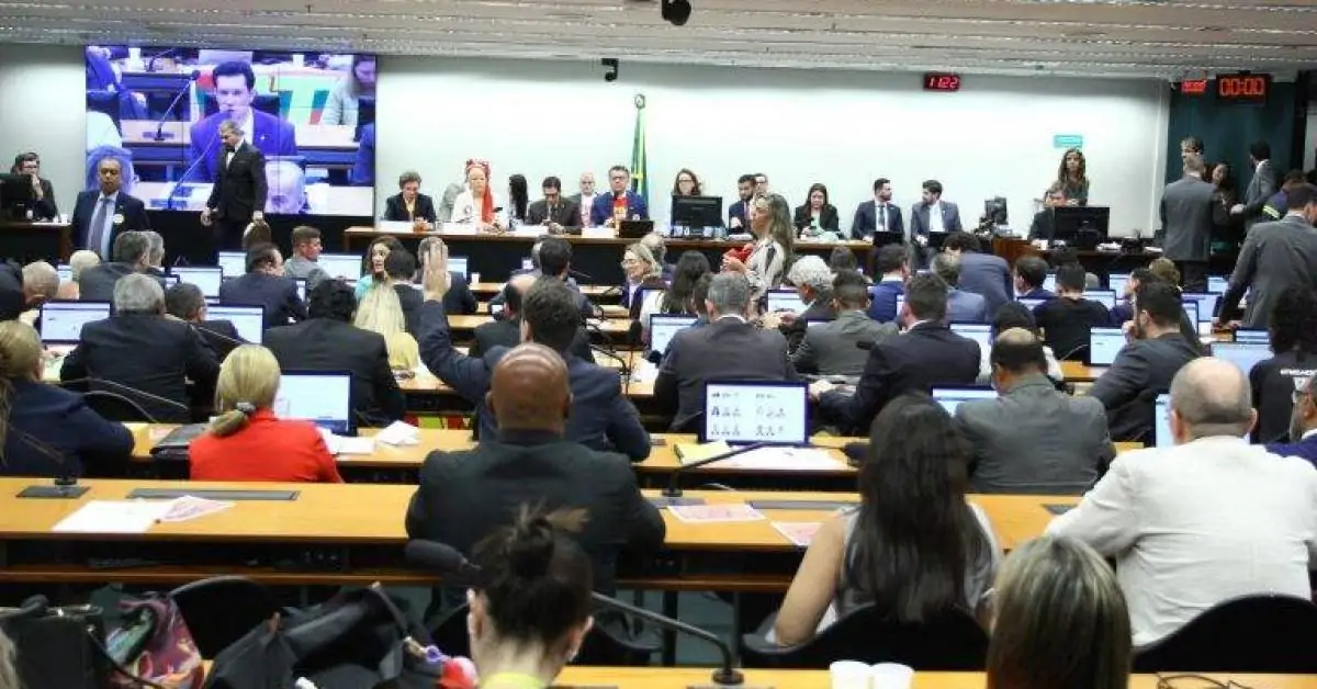 Comissão aprova o fim da escala 6x1 e a redução da jornada de 44 para 40 horas semanais  