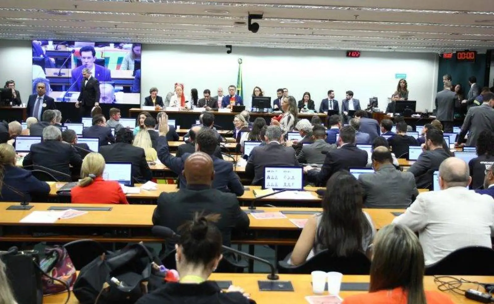 Comissão aprova o fim da escala 6x1 e a redução da jornada de 44 para 40 horas semanais  