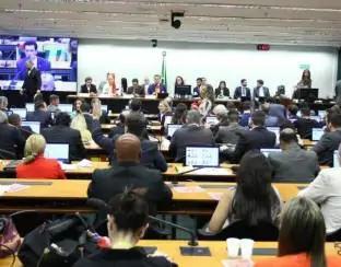Comissão aprova o fim da escala 6x1 e a redução da jornada de 44 para 40 horas semanais  
