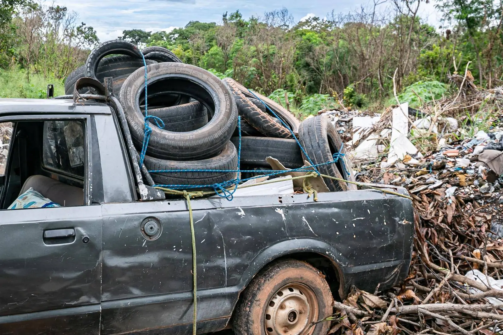 Condutor é flagrado e multado em R$ 25 mil por descarte irregular de pneus em Cuiabá 
