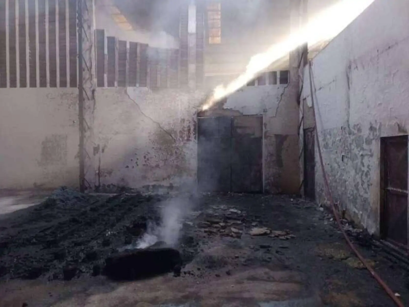 Corpo de Bombeiros debela incêndio em galpão de reciclagem no Eusébio