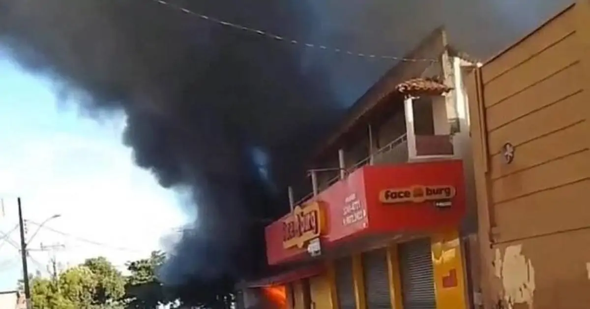 Depósito de pneus fica destruído após pegar fogo em Pirapora