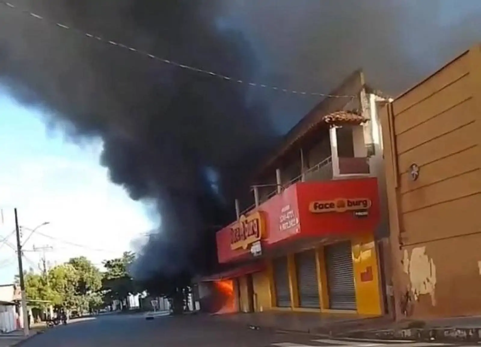 Depósito de pneus fica destruído após pegar fogo em Pirapora