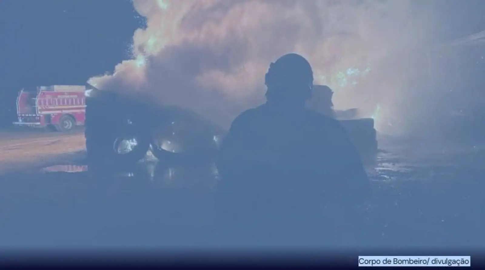 Depósito de pneus pega fogo e mobiliza bombeiros em Patos de Minas