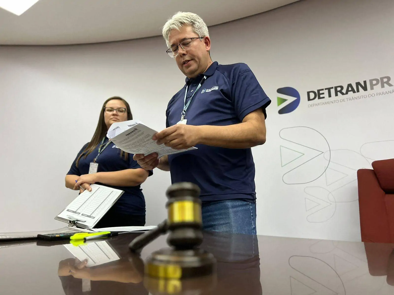 Detran-PR leiloa 10.450 veículos inservíveis para reciclagem e arrecada R$ 4 milhões