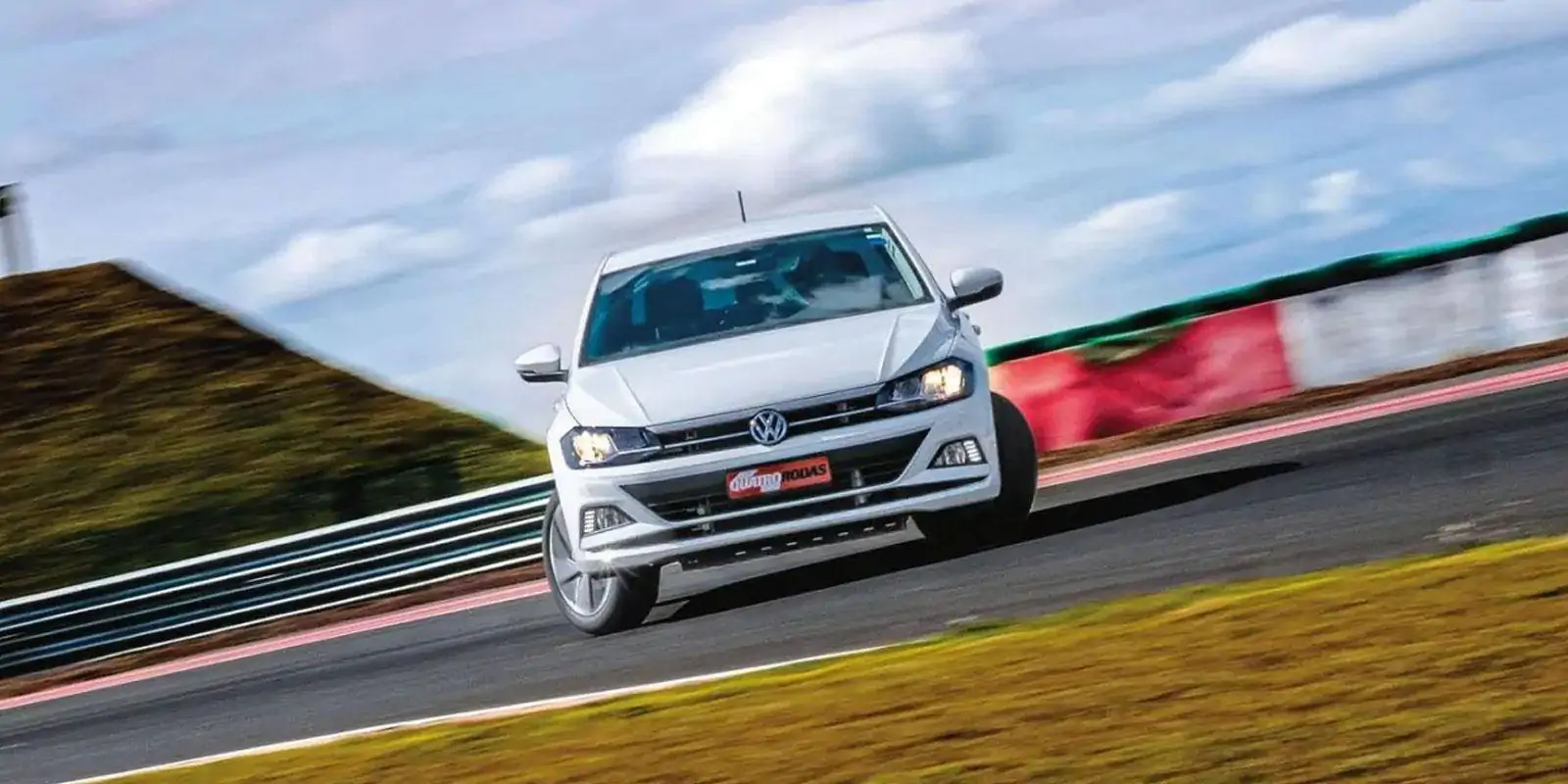 Dos buracos à aquaplanagem: um dia de piloto no campo de provas da Pirelli 