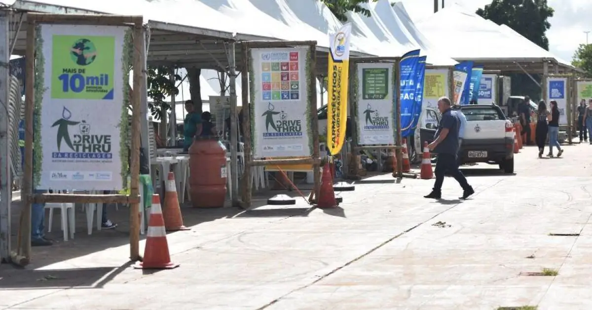 Drive-thru da reciclagem: campo-grandense descarta resíduo e recebe planta em troca