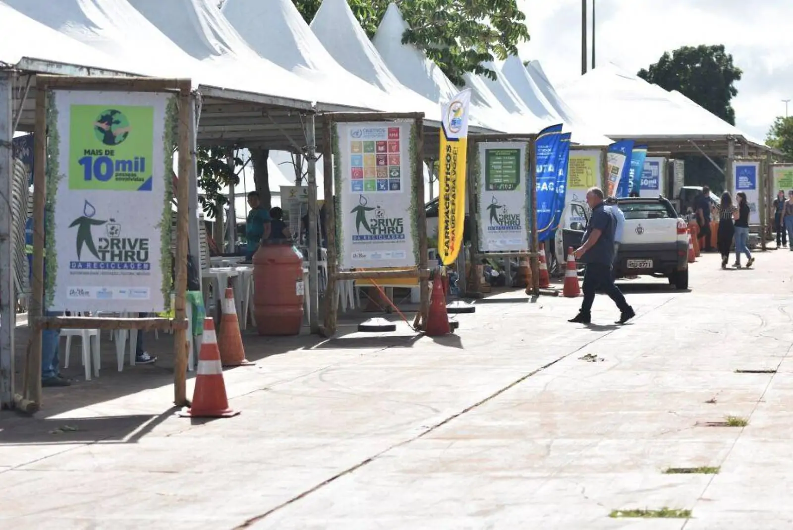 Drive-thru da reciclagem: campo-grandense descarta resíduo e recebe planta em troca