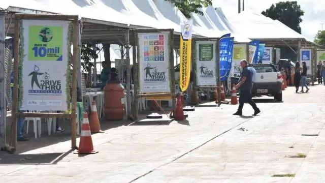Drive-thru da reciclagem: campo-grandense descarta resíduo e recebe planta em troca