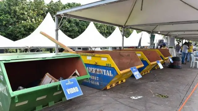 Durante três dias "Drive-thru da Reciclagem" recebe de sucatas a óleo de cozinha