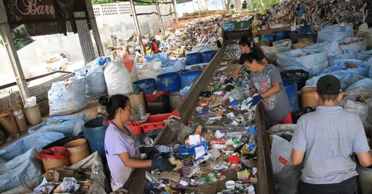 Em crise, Cooperlírios sofre com fuga de mão de obra e vê reciclagem despencar