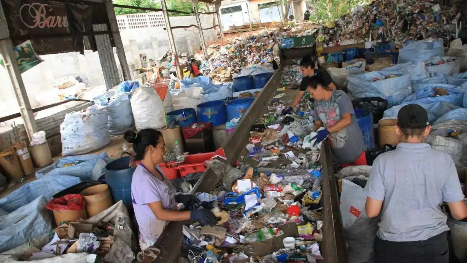 Em crise, Cooperlírios sofre com fuga de mão de obra e vê reciclagem despencar