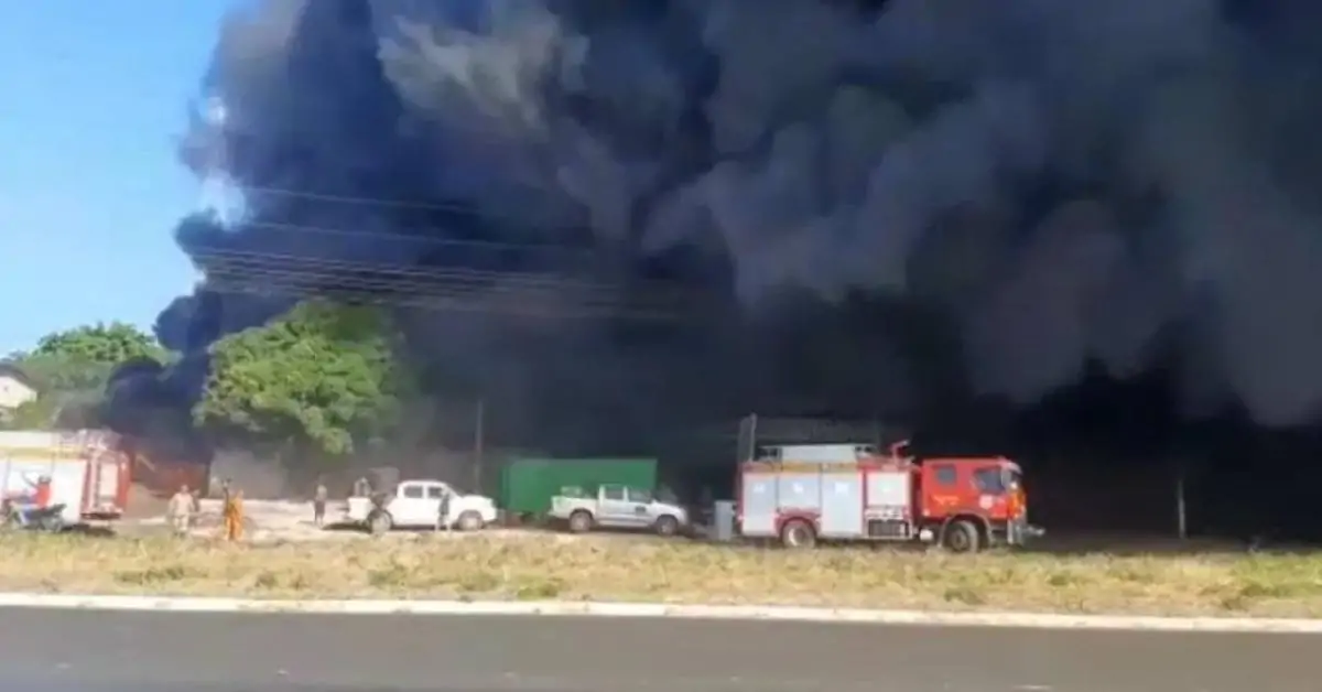 Empresa de reciclagem de borracha e sucatão pegam fogo na BR-135; fumaça escura causou interdição da rodovia