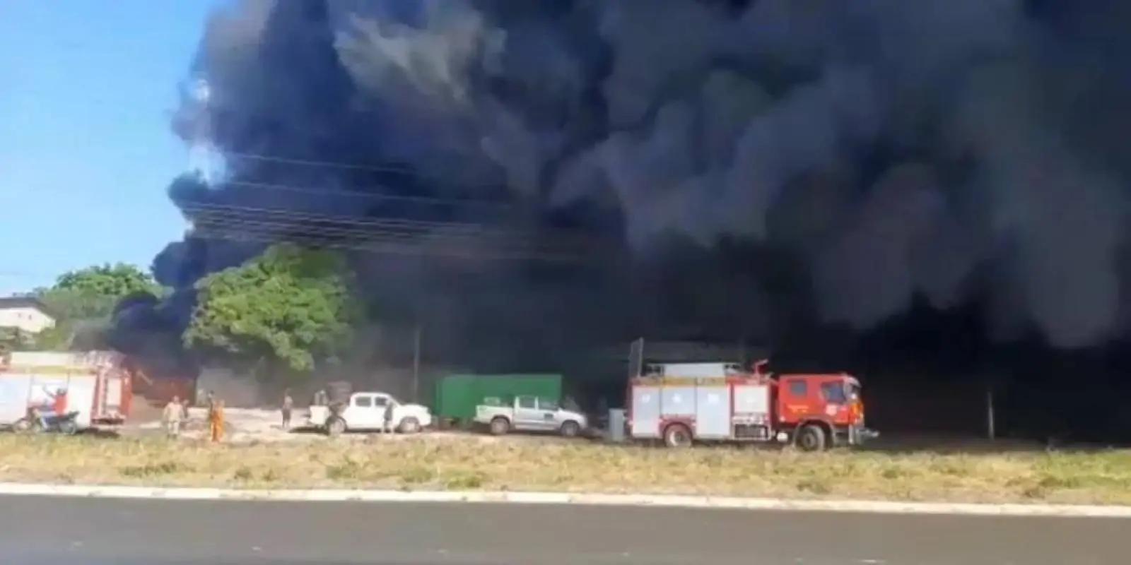 Empresa de reciclagem de borracha e sucatão pegam fogo na BR-135; fumaça escura causou interdição da rodovia
