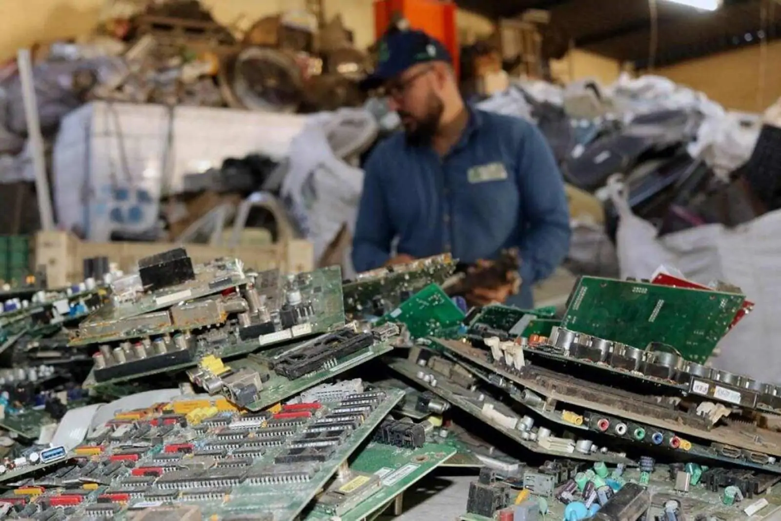 Empresa de reciclagem promove ressocialização de detentos em Juiz de Fora