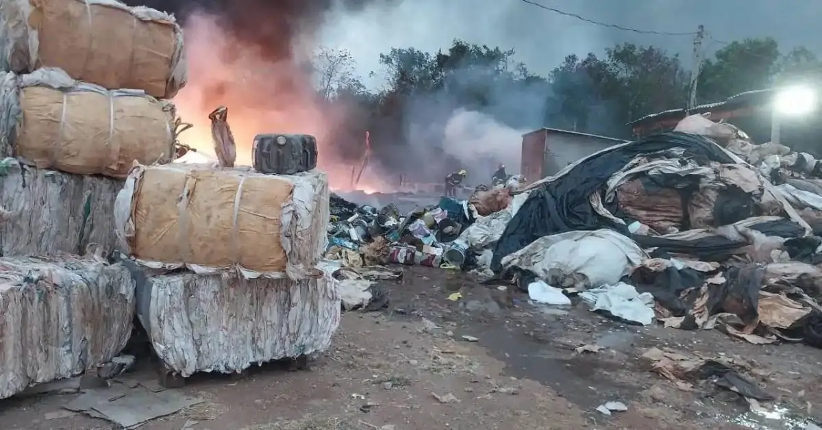 Empresa de reciclagem que fica às margens do Anel Viário de Rondonópolis é atingida por incêndio