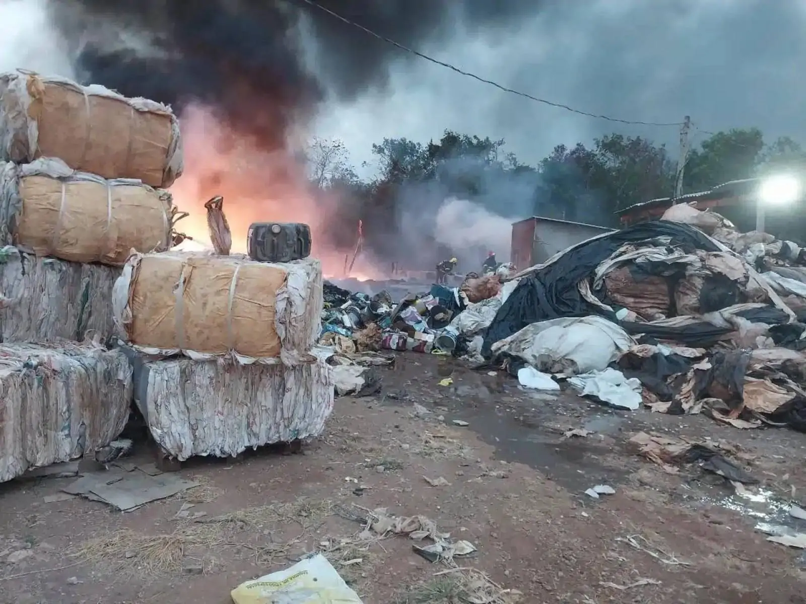Empresa de reciclagem que fica às margens do Anel Viário de Rondonópolis é atingida por incêndio