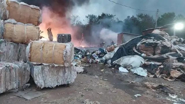 Empresa de reciclagem que fica às margens do Anel Viário de Rondonópolis é atingida por incêndio