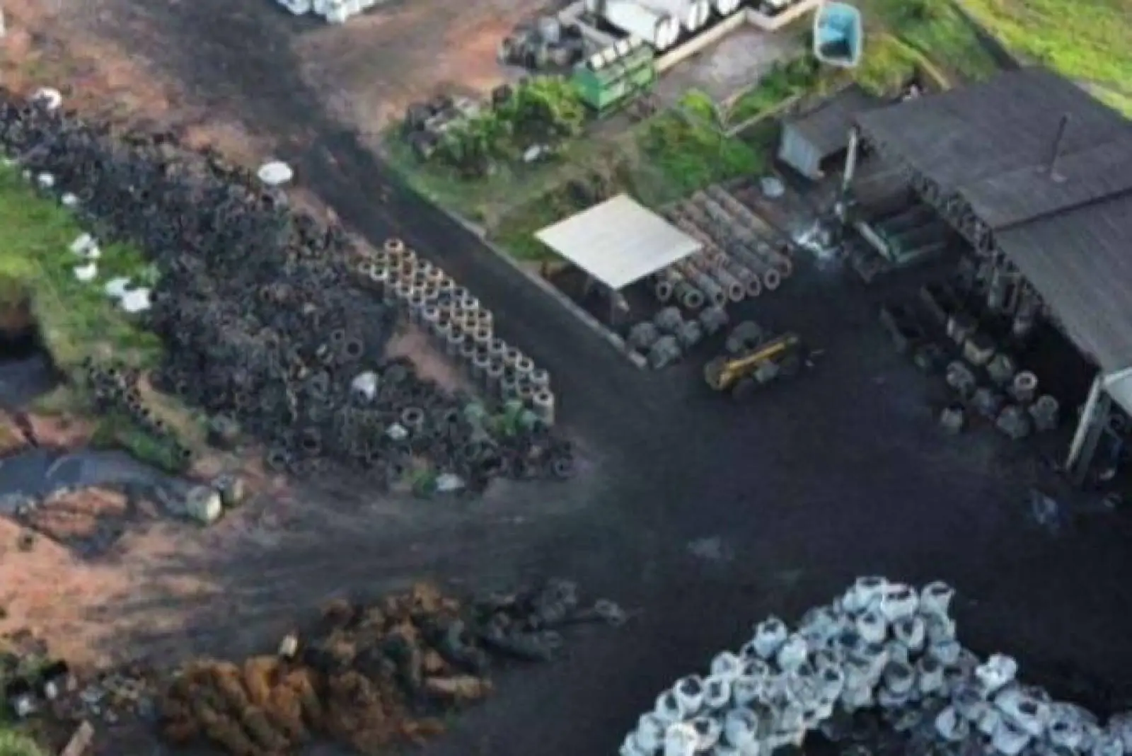 Empresa que extrai óleo de petróleo da queima de pneus funciona próximo da fronteira com o Paraguai, onde muitos brasileiros trocam os pneus de seus carros