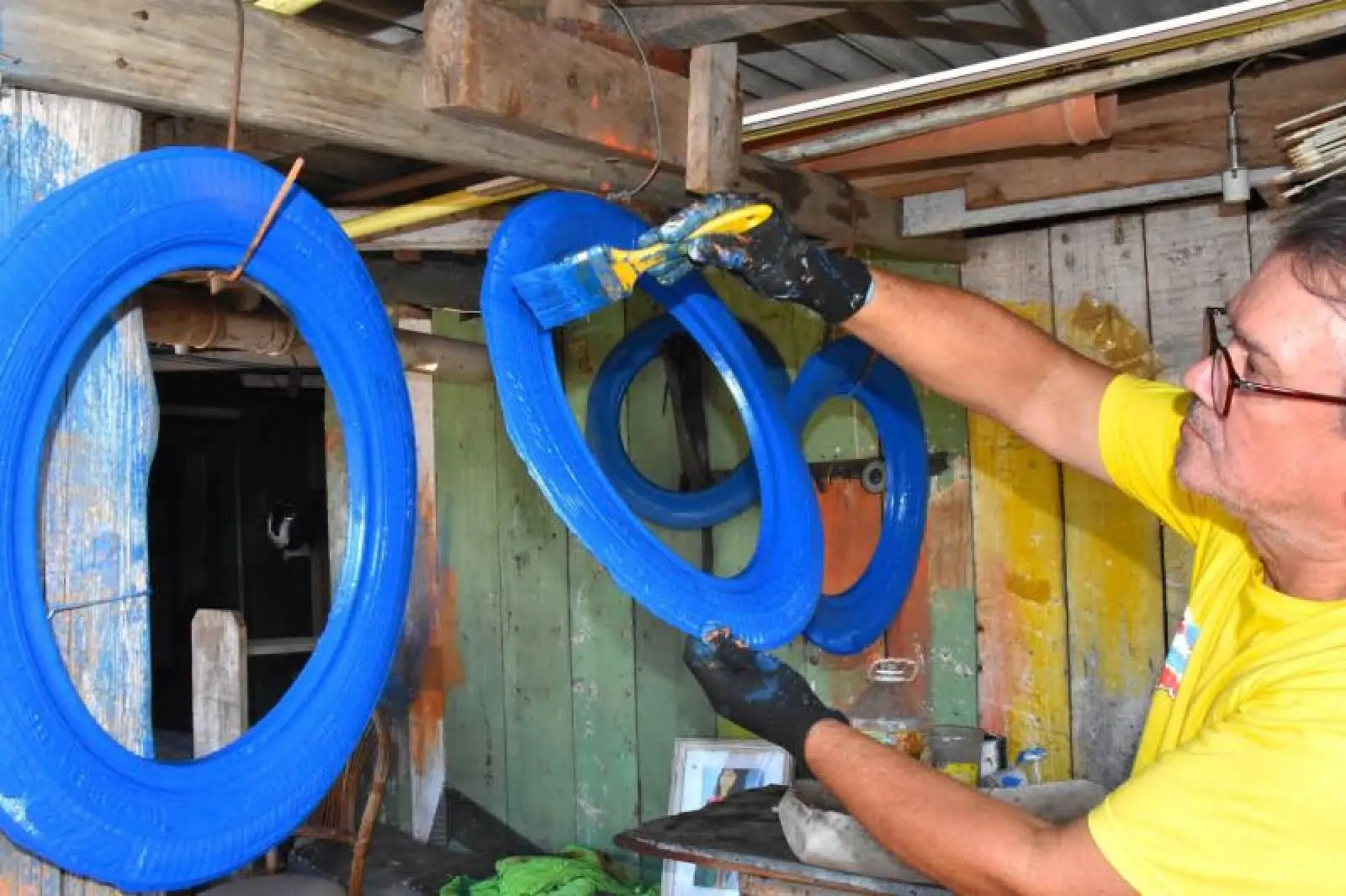 Espaços públicos de Imbé ganham lixeiras fabricadas com pneus velhos