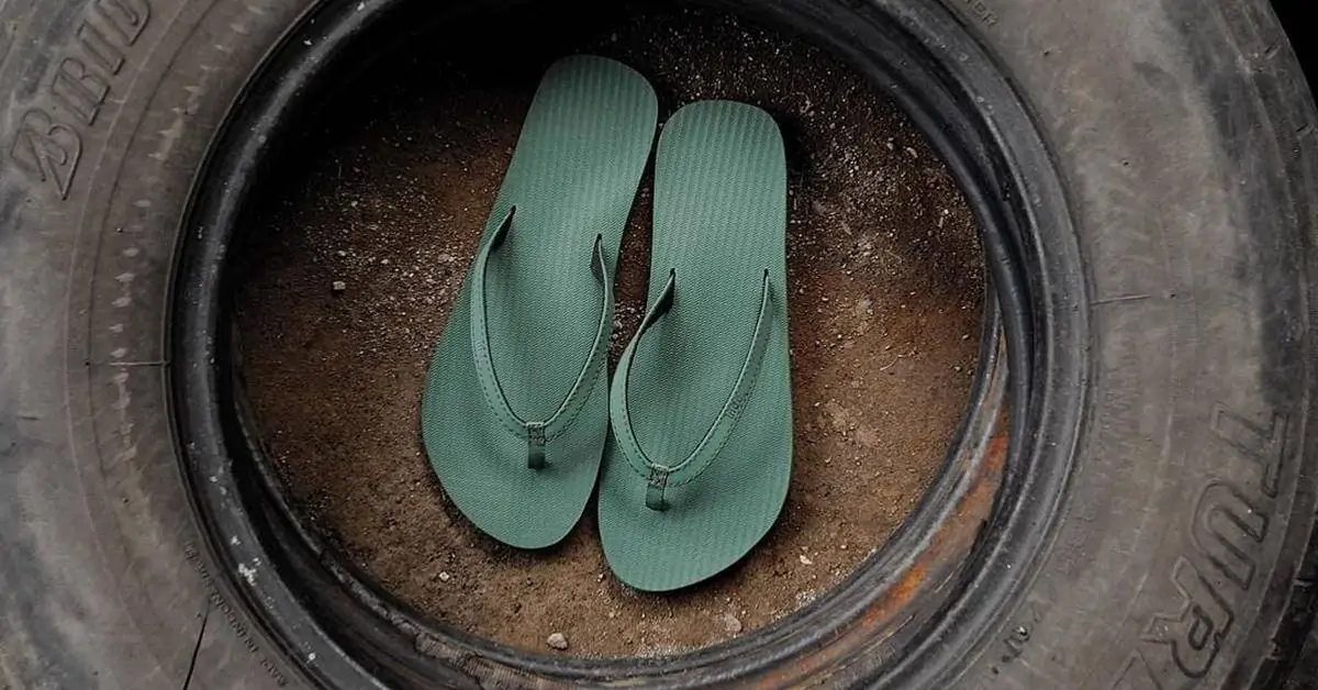 Este chinelo é uma sapatilha que ia para o lixo